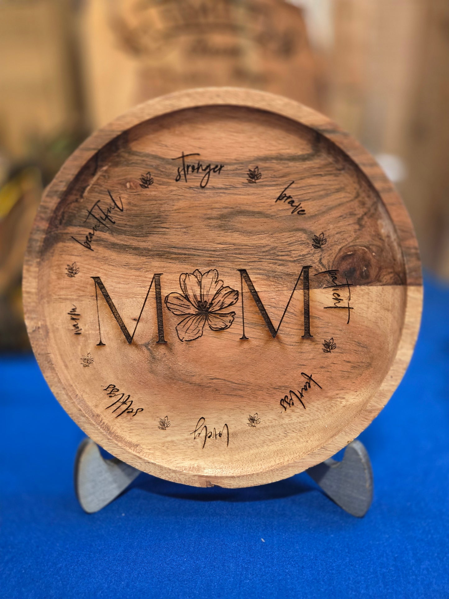 "Mom" plate or wall hanging